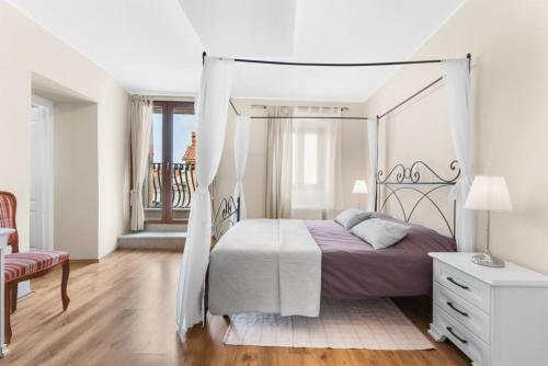 Ένα ή περισσότερα κρεβάτια σε δωμάτιο στο Rustic Villa with pool in the center of a romantic little place