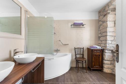 Ένα μπάνιο στο Rustic Villa with pool in the center of a romantic little place