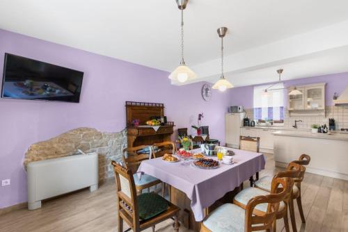 Η κουζίνα ή μικρή κουζίνα στο Rustic Villa with pool in the center of a romantic little place