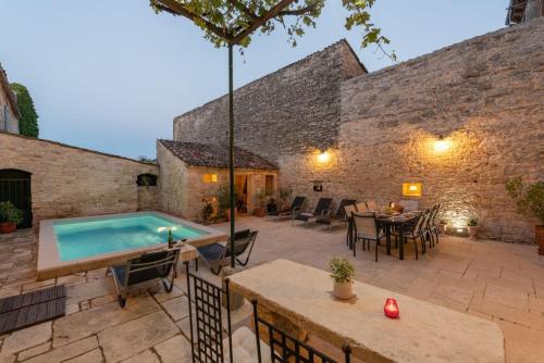 Πισίνα στο ή κοντά στο Rustic Villa with pool in the center of a romantic little place