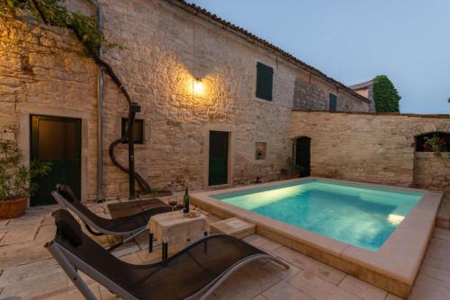 Πισίνα στο ή κοντά στο Rustic Villa with pool in the center of a romantic little place