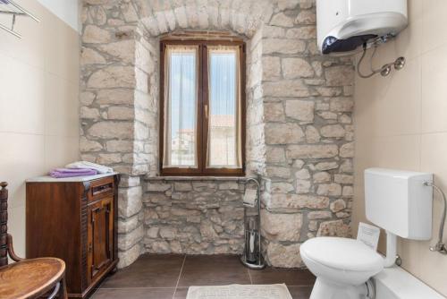 Ένα μπάνιο στο Rustic Villa with pool in the center of a romantic little place