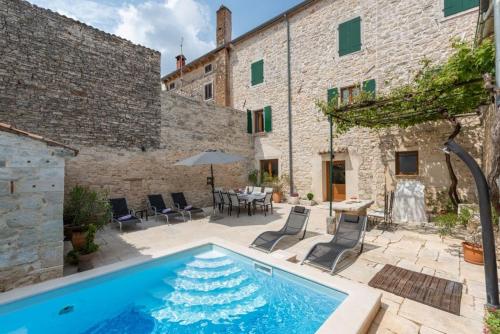 Πισίνα στο ή κοντά στο Rustic Villa with pool in the center of a romantic little place