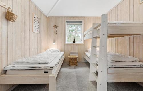 KnebelにあるNice Home In Knebel With 3 Bedrooms, Sauna And Wifiのベッドルーム1室(二段ベッド2台、窓付)が備わります。