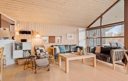 una sala de estar con un sofá y una mesa en Stunning Home In Humble With Sauna, en Humble