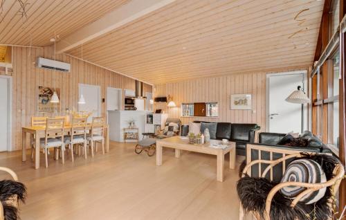 una sala de estar con un sofá y una mesa en Stunning Home In Humble With Sauna, en Humble