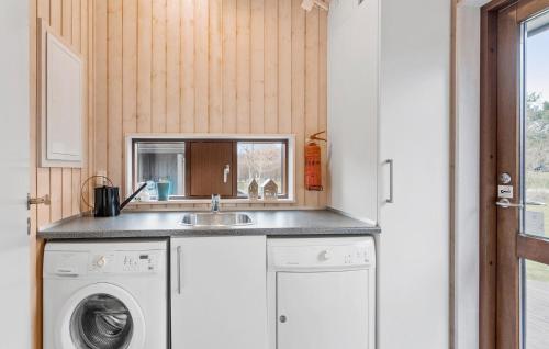 eine Küche mit einer Spüle und einer Waschmaschine in der Unterkunft 4 Bedroom Beautiful Home In Humble in Humble