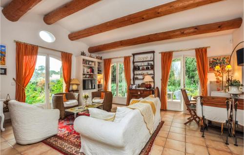 d'un salon avec des meubles blancs et des fenêtres. dans l'établissement Awesome Home In Saint-Raphaël With Wifi, à Saint-Raphaël