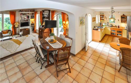 une cuisine et un salon avec une table et des chaises dans l'établissement Awesome Home In Saint-Raphaël With Wifi, à Saint-Raphaël