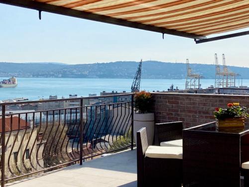 a balcony with a view of a body of water at IL DANDY appartamento con parcheggio in Trieste