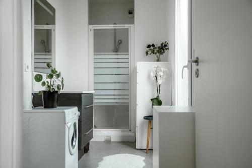 una cucina bianca con frigorifero e piano cottura di Amazing Flat Roof Top a Saint-Ouen
