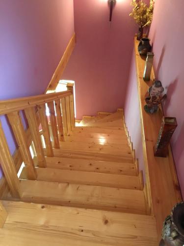 - un escalier dans une maison avec des marches en bois dans l'établissement Qax İlisu, à Qax