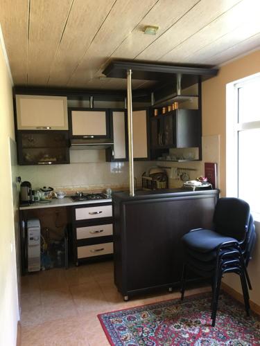 uma cozinha com um fogão e um balcão num quarto em Qax İlisu em Qax