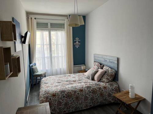 um quarto com uma cama com uma mulher deitada sobre ele em LES BAIGNEUSES em Dieppe