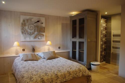 una camera da letto con un letto grande con due cuscini di La Maison dans les Nuages a Sécheras