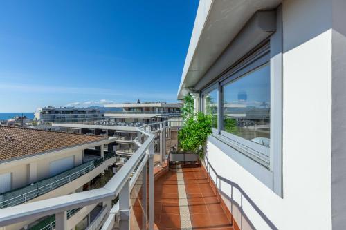 un balcon avec vue sur une ville dans l'établissement Agence des Résidences - Plein centre de Cannes, à Cannes