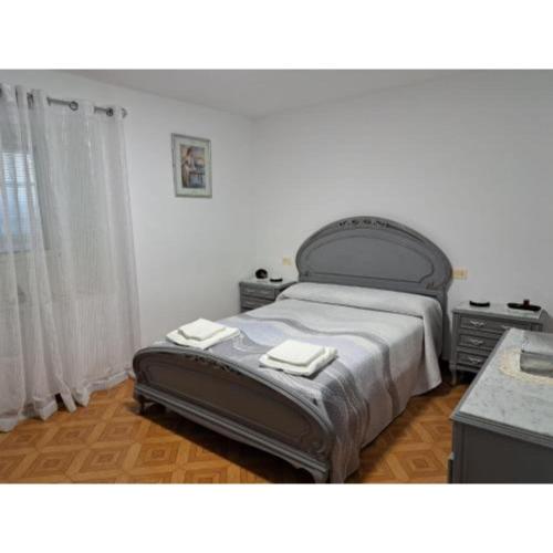 a bedroom with a bed with two towels on it at Meraki in Finisterre