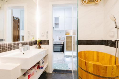 a bathroom with a sink and a shower at Pearland -D'Eldorado Apartment in Hanoi