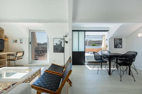 un salon avec une table et des chaises dans l'établissement Agence des Résidences - Plein centre de Cannes, à Cannes