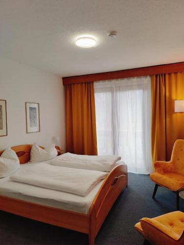 - une chambre avec un grand lit et une fenêtre dans l'établissement Lorenzhof by JULKA - self checkin, à Ledenitzen