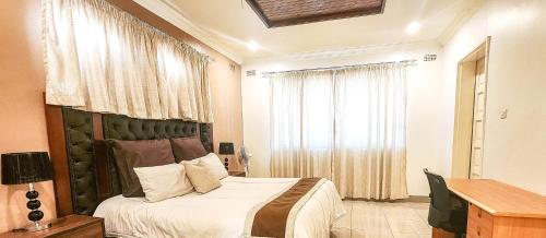 布拉瓦約的住宿－Grey Oak Holiday House，一间卧室设有一张大床和一个窗户。
