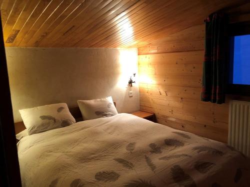 Llit o llits en una habitació de Lauvitel - C5 - Appt duplex pied de piste - 8 pers