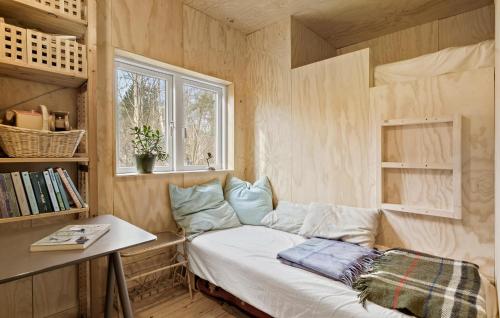 Cette petite chambre comprend un canapé et une table. dans l'établissement 3 Bedroom Awesome Home In Frederiksvrk, à Frederiksværk