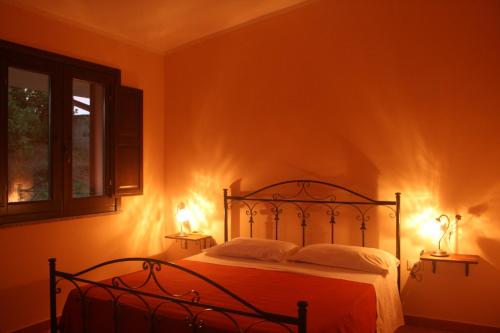 San Marco ArgentanoにあるB&B del Castagnetoのベッドルーム1室(ベッド1台、ライト2つ付)
