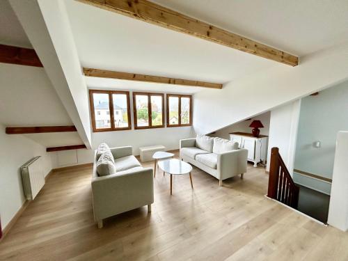 un salon avec deux chaises et une table dans l'établissement Voyage à Blonville, à Blonville-sur-Mer