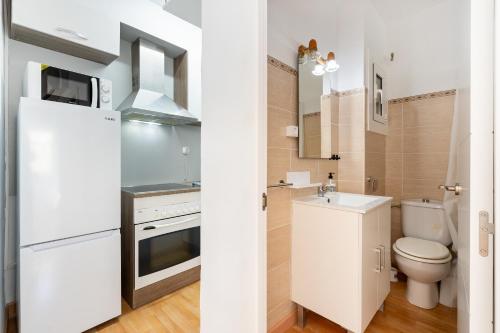 La salle de bains blanche est pourvue d'un lavabo et de toilettes. dans l'établissement Apartamento WELCS PDA-128-cerca del mar, à Platja d'Aro