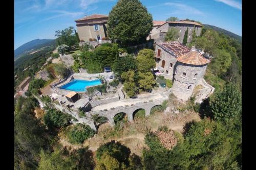 un domaine à flanc de colline dans l'établissement Une nuit à La tour d'Argens, à Seillons-Source-dʼArgens