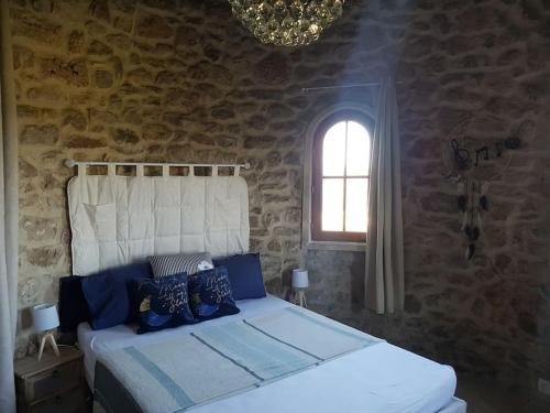 une chambre avec un grand lit avec une fenêtre dans l'établissement Une nuit à La tour d'Argens, à Seillons-Source-dʼArgens