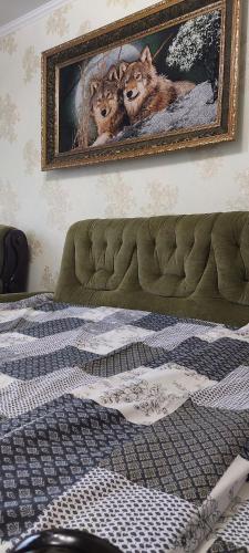 sypialnia z łóżkiem z obrazem dwóch kotów w obiekcie Центр 6-я слободская Центральный проспект w mieście Mikołajów