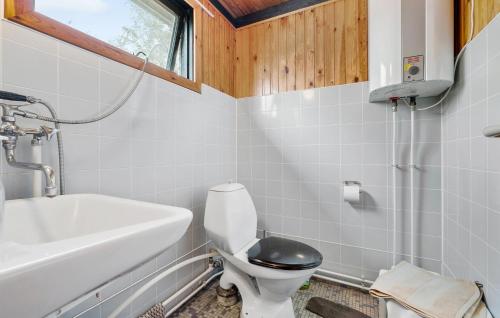 Et badeværelse på 3 Bedroom Gorgeous Home In Kalundborg