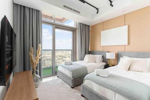 1 dormitorio con 2 camas y ventana grande en 5 Stars Living Infinity Pool Burj Khalifa view en Dubái