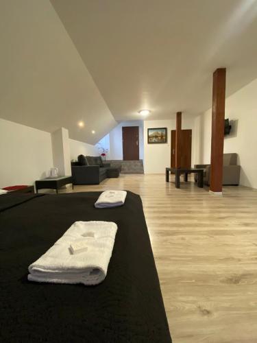 a room with a bed with two towels on it at Ceglany Dworek in Chojnów