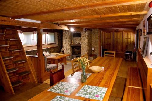 Habitación con mesa de madera y comedor. en Basen Przesieka - drewniany dom z dużym stawem kąpielowym, en Przesieka