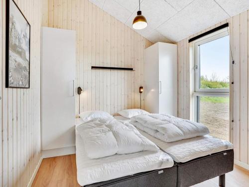 AugustenborgにあるHoliday home Augustenborg XIIIの白い部屋 ベッド2台 窓付
