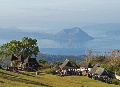 een groep huizen op een heuvel met een berg op de achtergrond bij Marqueses's Residents in Tanauan