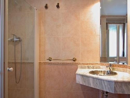 ein Badezimmer mit Dusche und Waschbecken in der Unterkunft Casa Rural Roblegordo in Rabanera del Pinar