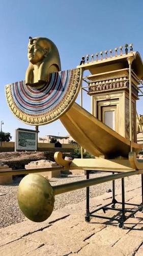 une grande sculpture d'un lion et d'un miroir dans l'établissement Tour guide, à Nag` Naqsha