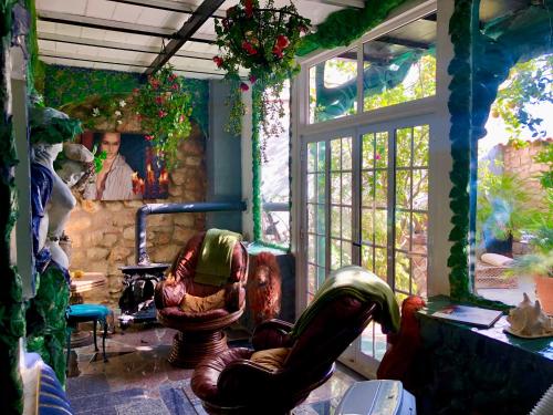 sala de estar con silla y ventana en Beautiful House in Algarve Portugal, en Mexilhoeira Grande