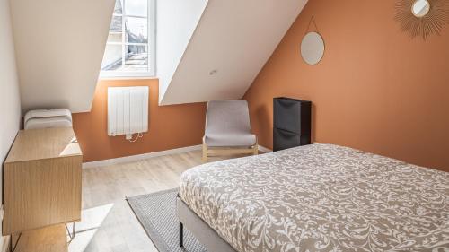 a bedroom with a bed and a desk and a chair at Duplex St. Remy - Quartier historique - 6 pers. in Troyes
