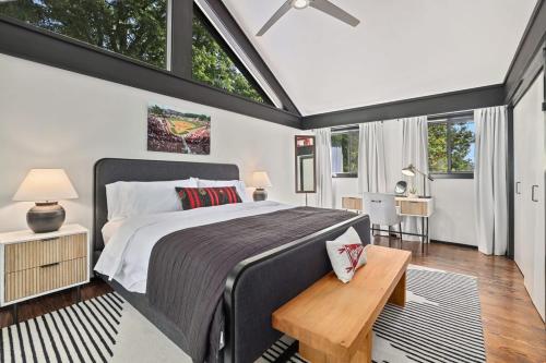 sypialnia z dużym łóżkiem i dużym oknem w obiekcie Retro Razorback-Pickleball-Golf-Spa-UofA w mieście Fayetteville