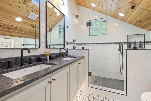 łazienka z 2 umywalkami i prysznicem w obiekcie Retro Razorback-Pickleball-Golf-Spa-UofA w mieście Fayetteville