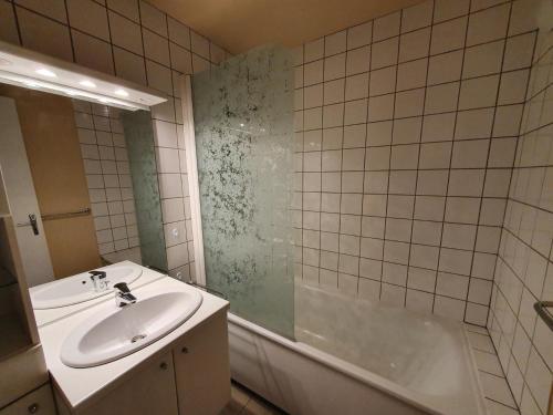 une salle de bain avec un lavabo et une baignoire dans l'établissement Le 3300 - 20 - Appart expo sud - 6 pers, à Les Deux Alpes