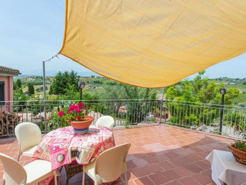 un patio con tavolo e sedie sul balcone. di Apartment Contrada Brecciano-2 by Interhome a Città Sant'Angelo