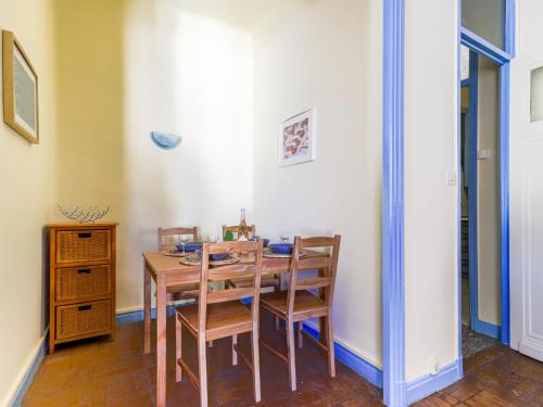 une salle à manger avec une table et des chaises en bois dans l'établissement Apartment Les Colisées by Interhome, à Nice