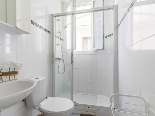 une salle de bain blanche avec douche et toilettes dans l'établissement Apartment Les Colisées by Interhome, à Nice