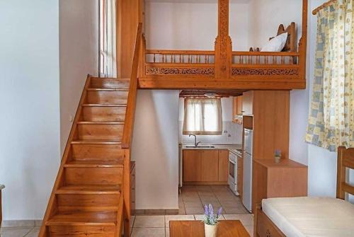 una camera con un letto a castello e una scala interna di HORIZON Skyrian house a Skiros